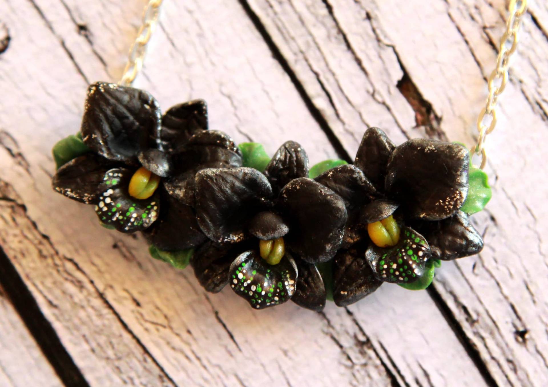 Lätzchen Halskette, Halskette Mit Schwarzen Blumen, Orchidee Kette, Polymer-Ton Schmuck Frauen, Blumenschmuck, Ton-Blumen-Halskette von BuduartJulia