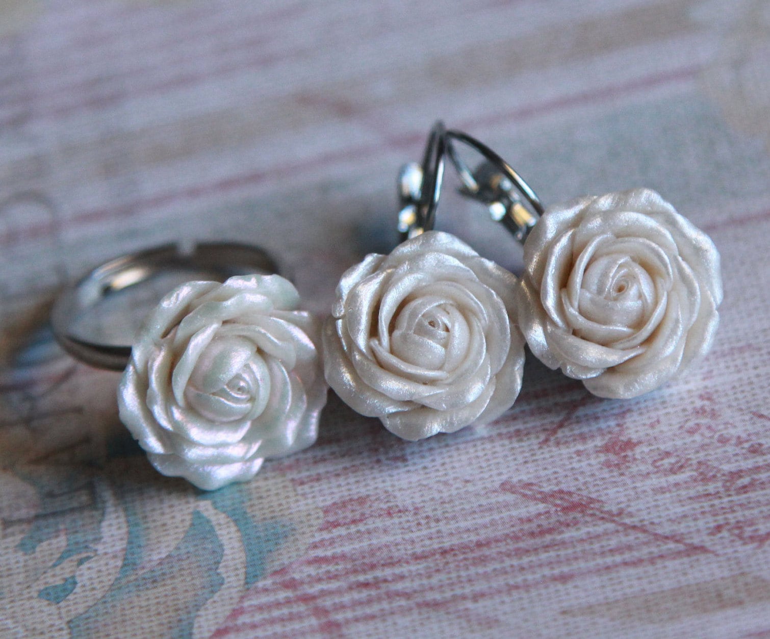 Perle Rose Schmuckset, Weißer Ton Blumen Ohrringe Und Ring Rose, Polymer Blume, Braut Baumeln, Blumenring Perle Rose Schmuckset, Weißer Ton Blumen Ohrringe Und Ring Rose, Polymer Blume, Braut Baumeln, Blumenring von BuduartJulia