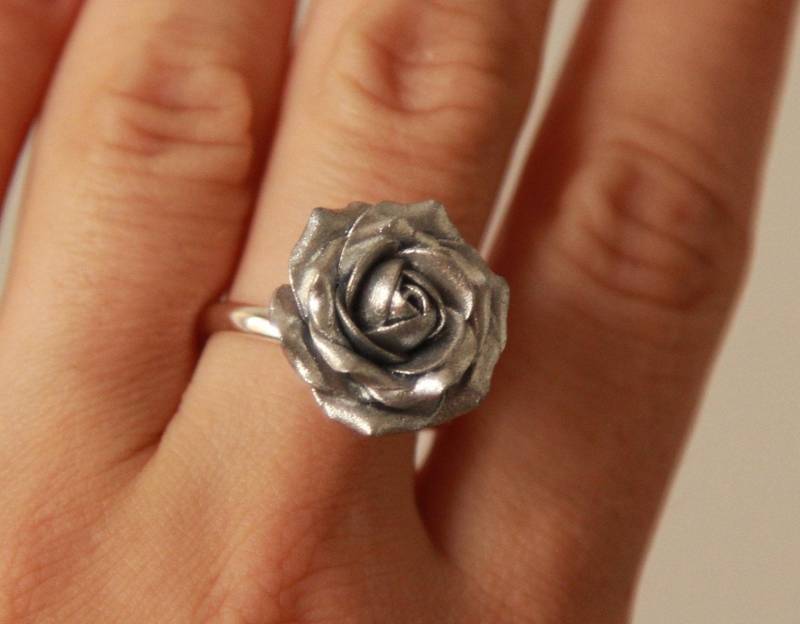 Silberner Großer Rosenring Damen - Polymer Clay Schmuck Blume- Blumenring Verstellbar von BuduartJulia