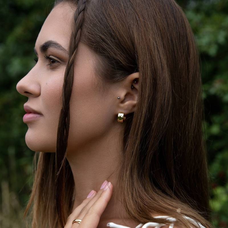 Eternal Flame Wachs Geschnitzt Huggies - Minimal Strukturierte Breite Creole Sterling Silber Gold von BuffJewelleryUK