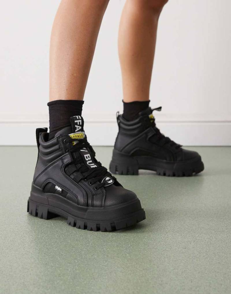 Buffalo - Aspha NC - Stiefel in Schwarz mit mittelhohem Schaft Buffalo - Aspha NC - Stiefel in Schwarz mit mittelhohem Schaft von Buffalo