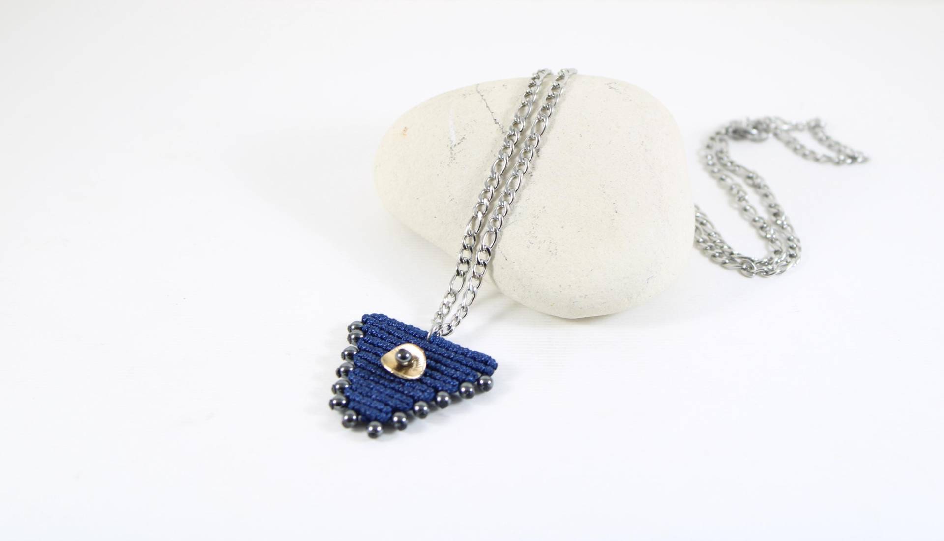 Makramee Dreieck Anhänger Halskette Hämatit Perlen, Edelstahlkette Makramee Dreieck Anhänger Halskette Hämatit Perlen, Edelstahlkette von BugInARugHandmade