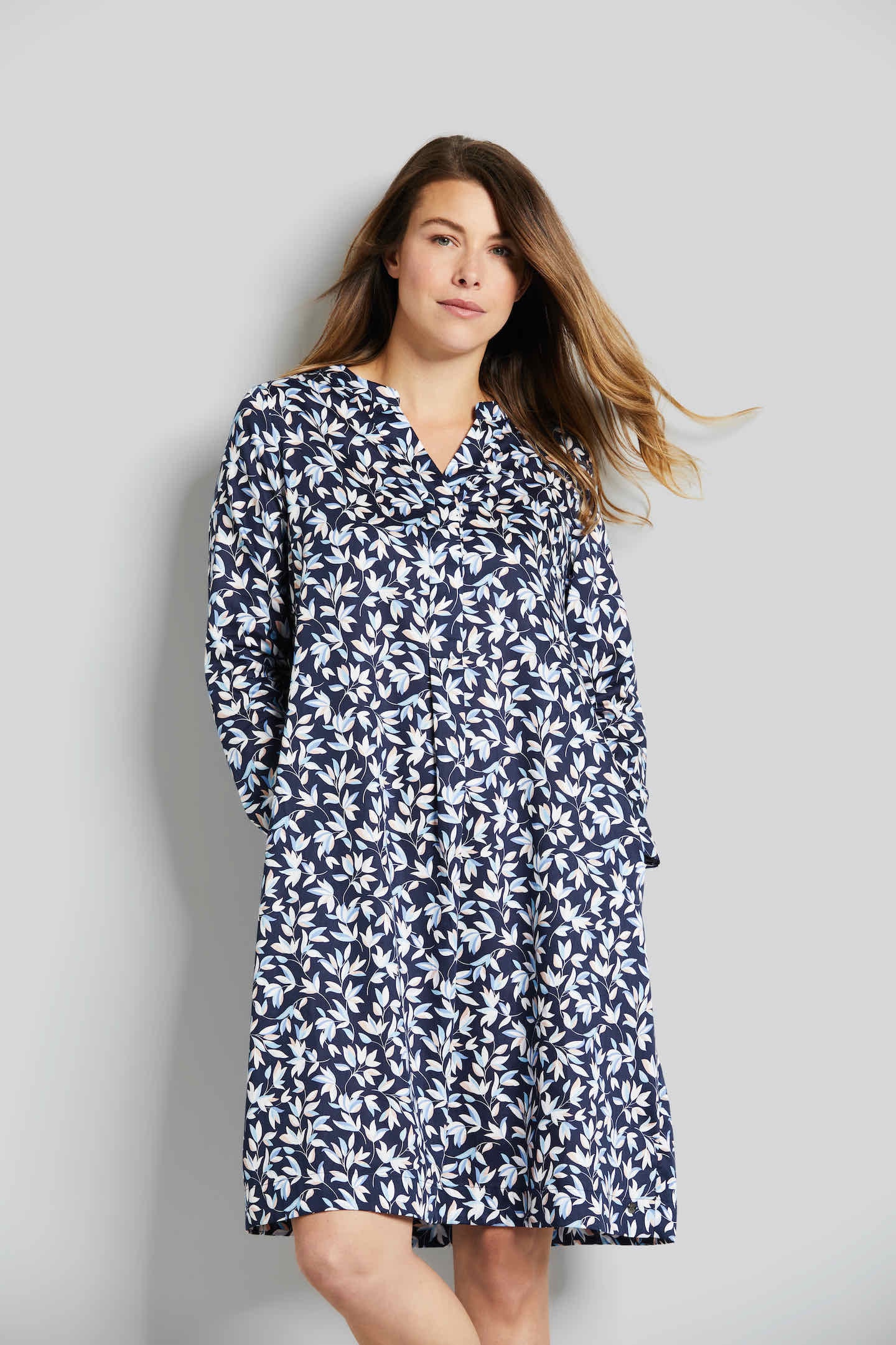 bugatti Blusenkleid, mit floralem Muster bugatti Blusenkleid, mit floralem Muster von Bugatti