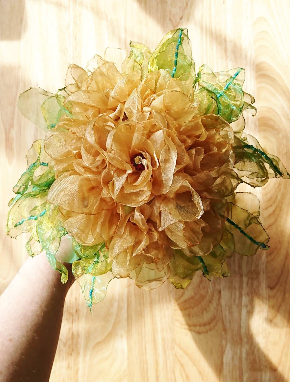 Pfirsich/Gelb Stoff Blumenstrauß. Jede Blume Hat Eine Glasperlenmitte Und Einige Der Blätter Sind Mit Samenperlen Verziert von BugsNBotany