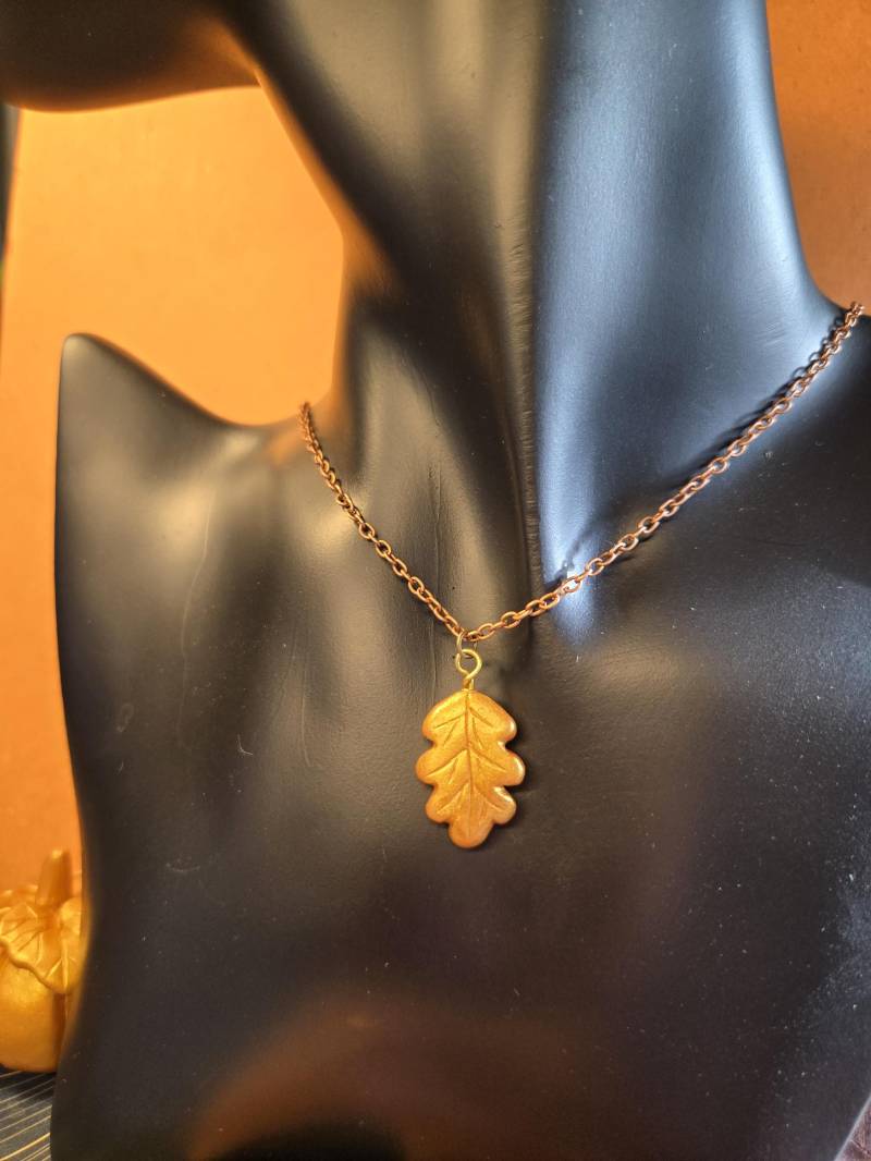 Golden Oakleaf Pendant - Handmade By Bugsleecreations von BugsleeCreationsDE
