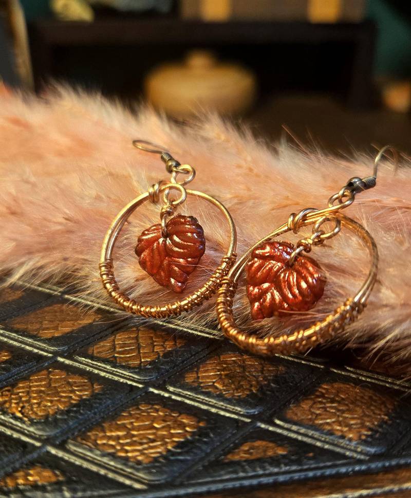 Round Autumny Copper Earrings With Red Leaf - Handmade By Bugsleecreations von BugsleeCreationsDE