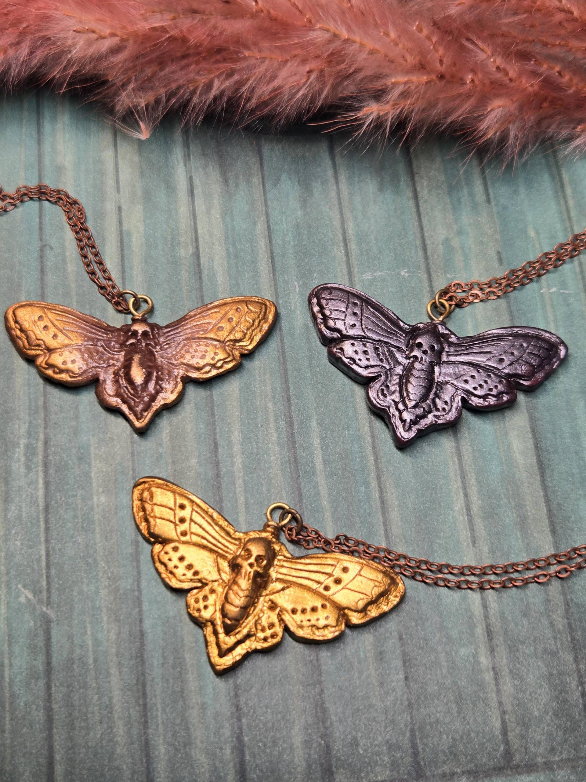 Shiny Moth Pendant - Handmade By Bugsleecreations von BugsleeCreationsDE