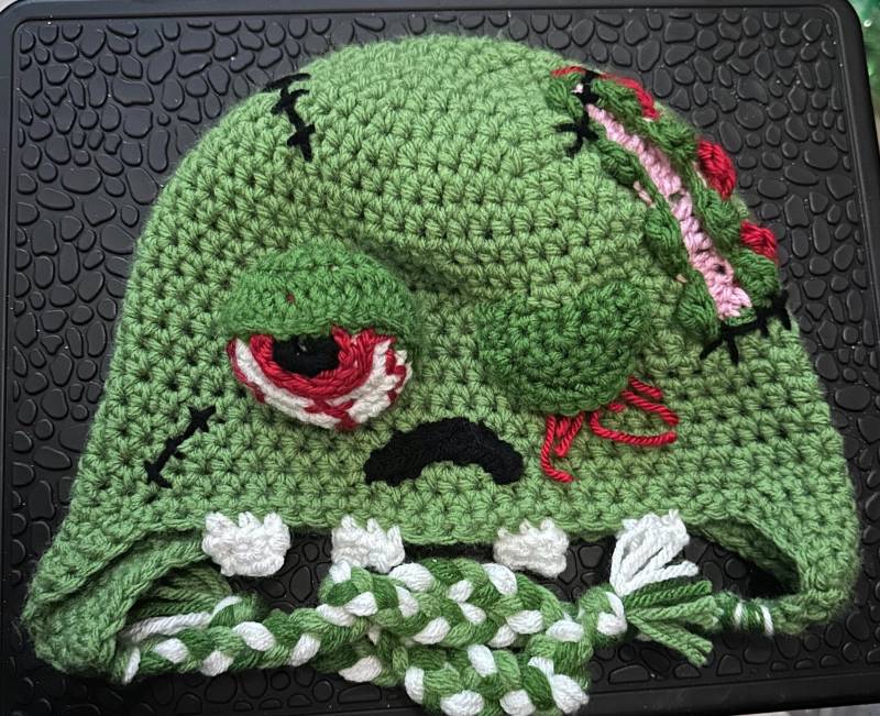 Gehäkelter Zombie Earflap Hut, Alle Altersgruppen, Monster Hut Für Halloween, Beanie, Gruseliger Spaß von BugziesCrochet