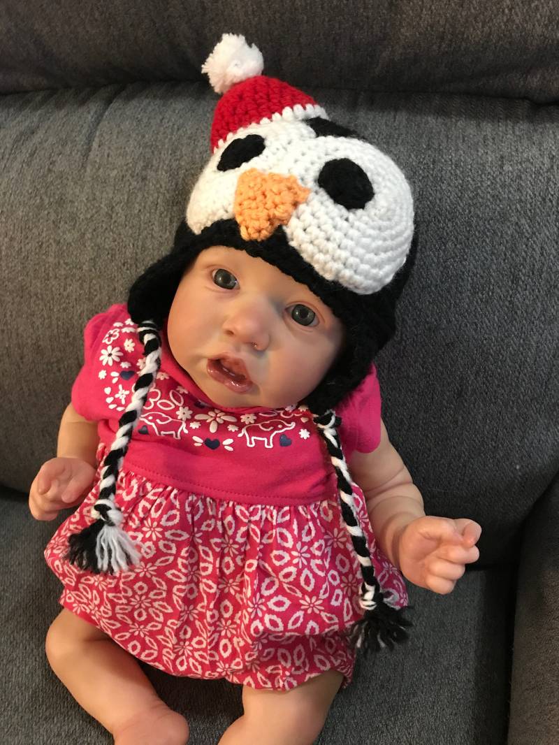 Weihnachts-Pinguin-Earflap-Hut, Alle Altersgruppen, Geflochtener Earflap-Hut, Winterurlaubshut von BugziesCrochet