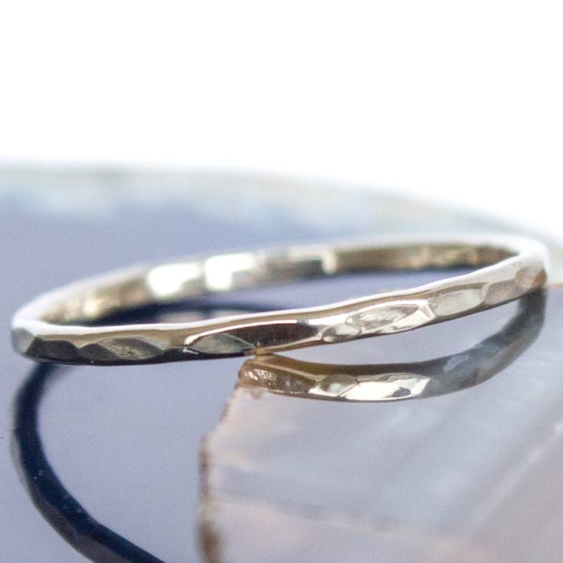 14K Weißgold Band - Massiver Gehämmerter Stapelring Größe 3-8 von BuildaStack