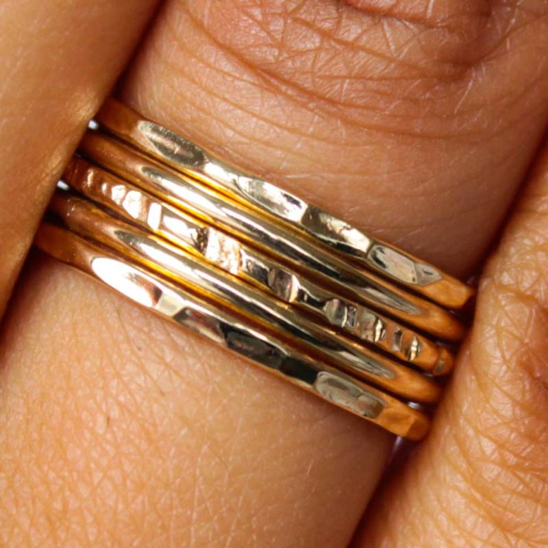5 Goldene Ringe Poliert Gehämmert Dünne Stapel Ringset von BuildaStack