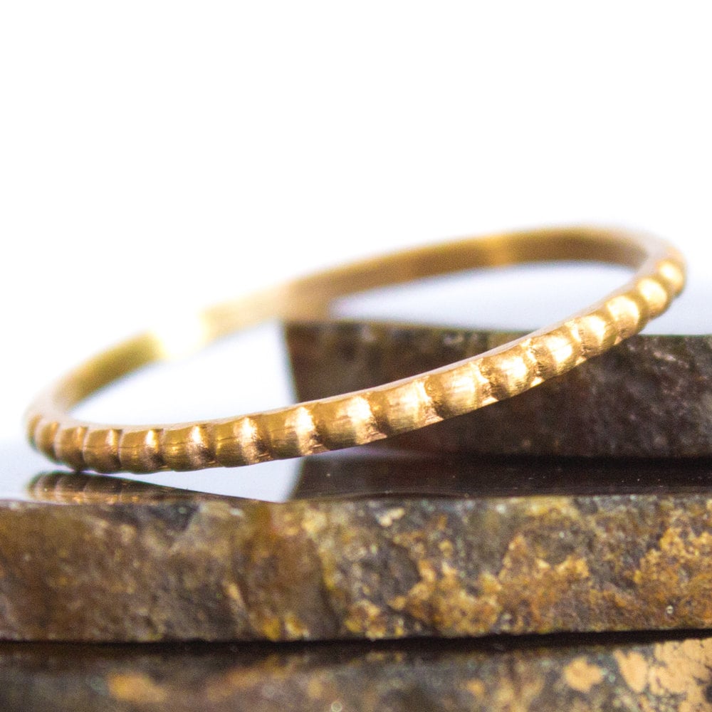 Gebürsteter Perlen Goldring Massiv 14 K Gold Stapelring Gr. 9 Bis 12 von BuildaStack