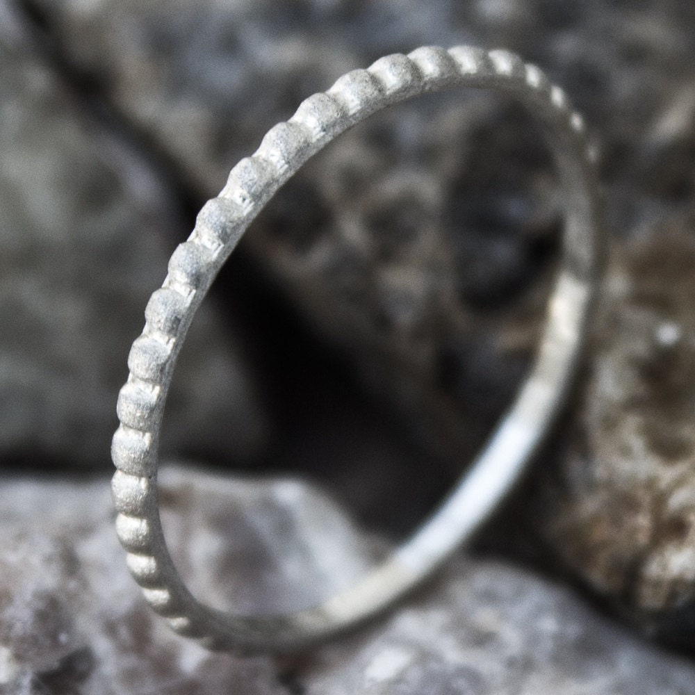 Gebürsteter Sterling Silber Perlen Stapelring Gebürsteter Sterling Silber Perlen Stapelring von BuildaStack