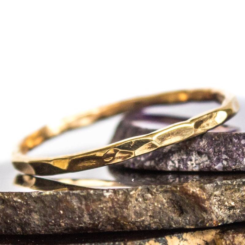 Gehämmert Gold Stapeln Dünnen Goldenen Ring von BuildaStack