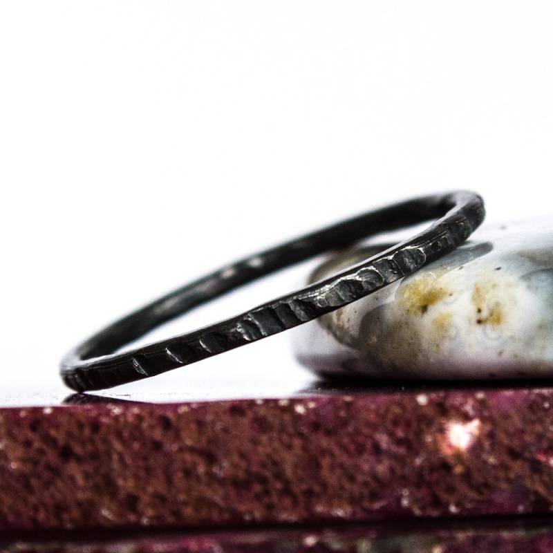 Gehämmert Sterling Silber Ring, Oxidiert von BuildaStack
