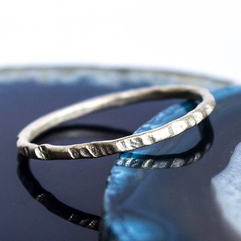 Gehämmert Sterling Silber Ring von BuildaStack