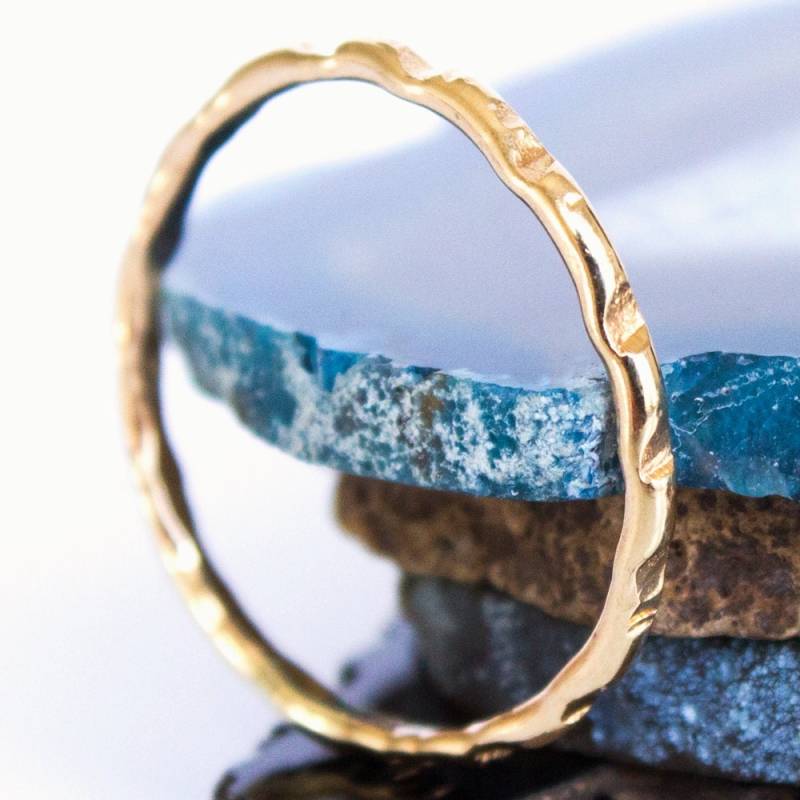 Gehämmerter Dünn Gold Stapelring | 1 Ein Ring von BuildaStack