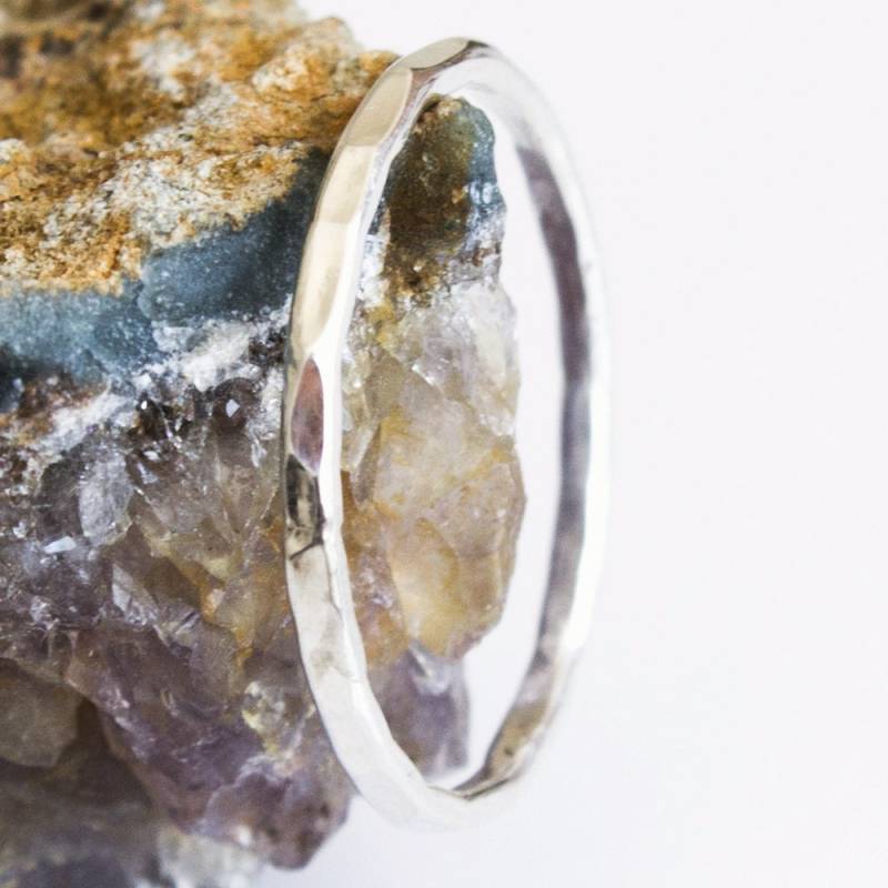 Gehämmerter Sterling Silber Ring Dünner Stapel Bandring von BuildaStack