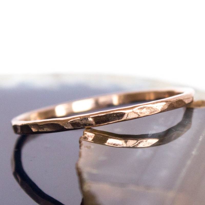 Handgemachte 10K Rose Gold Gehämmerte Stacking Ring von BuildaStack