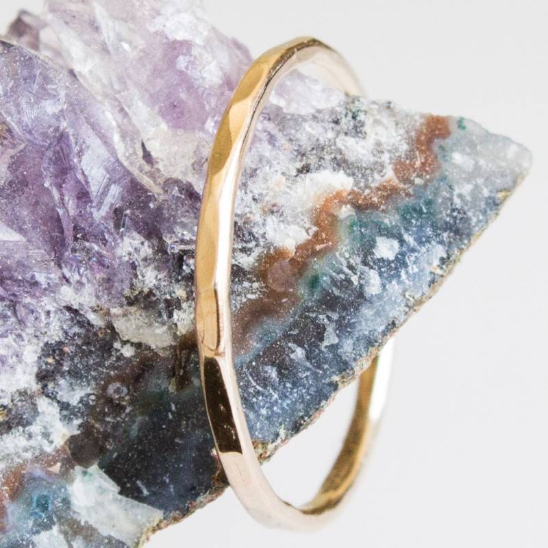 Massiver 14K Gehämmerter Dünner Gold Stapelring Sz 9 Bis 12 von BuildaStack