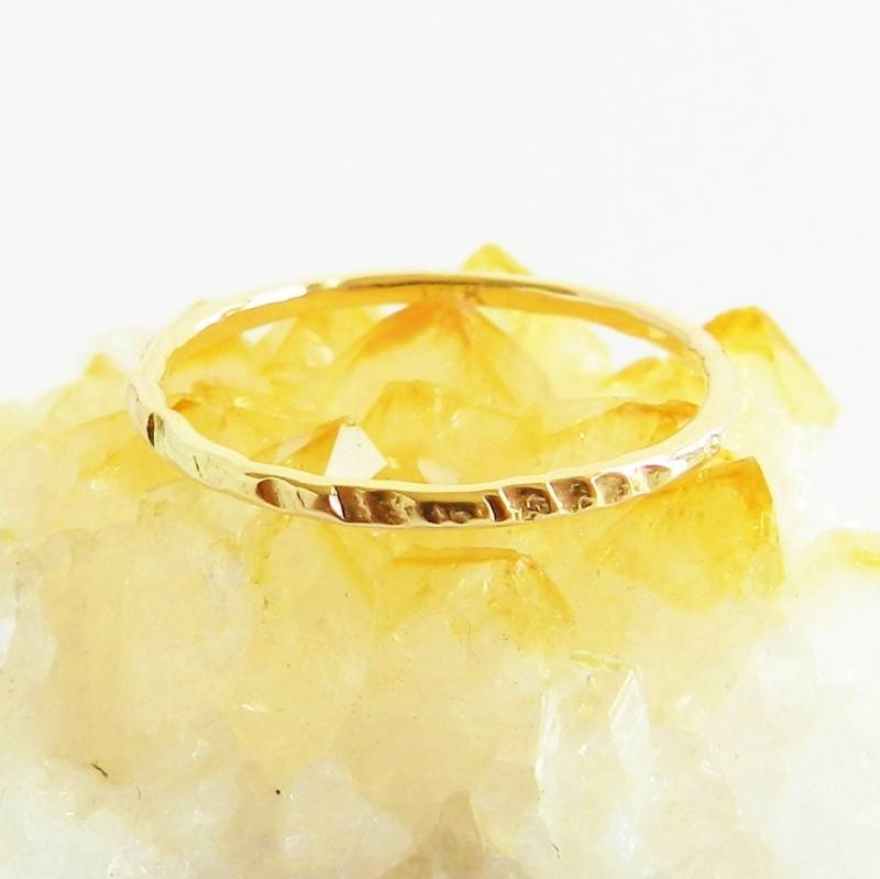 Massiver 14Kt Gold Gehämmerter Münzrand Stapelring Größe 9 Bis 12 von BuildaStack