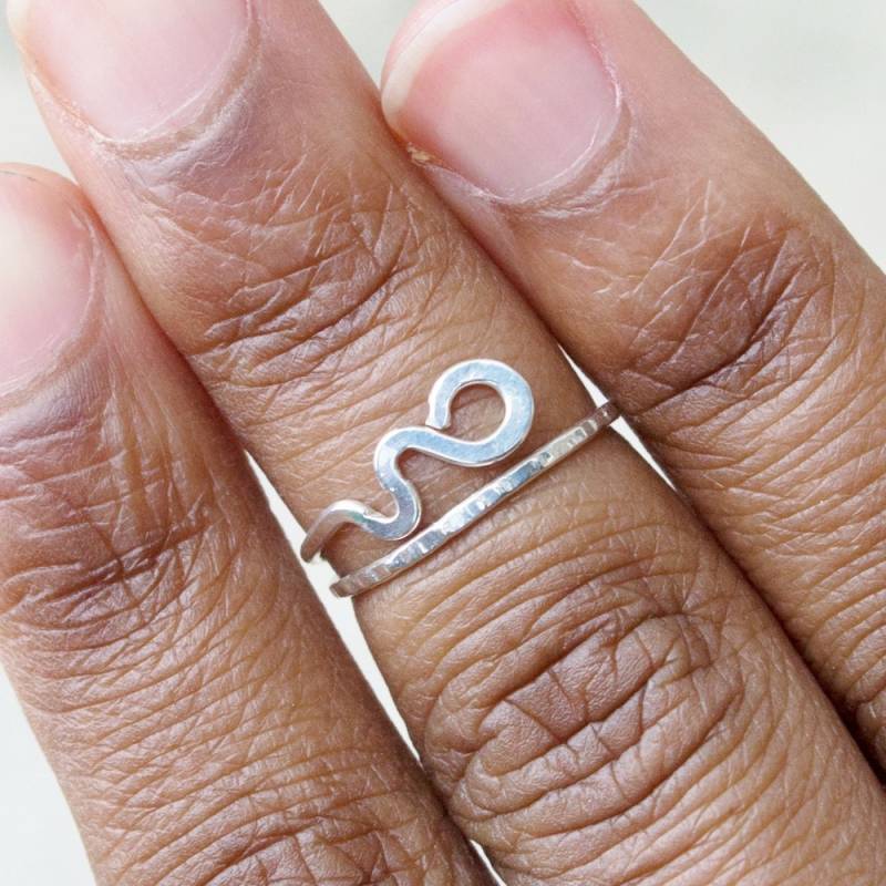 Ring Aus Sterlingsilber Knöchel Getragen Über Dem Sterling Midi Silber Knöchelring von BuildaStack