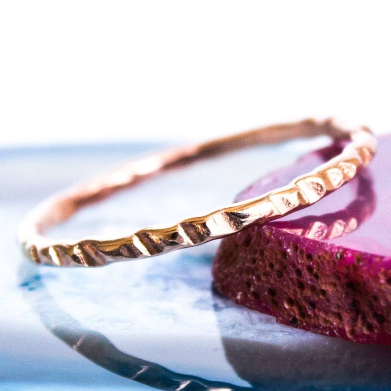 Rosegold Stapelring Dünner Band Daumenring 1, 5mm Filled Gehämmert von BuildaStack