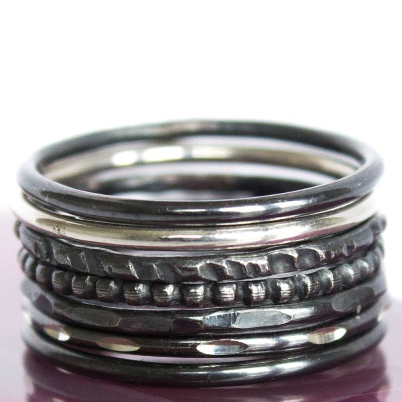 Schwarzes Ringset 7 Ring Geschwärzte Silber Stapelringe 925 Stapelbare Silberringe Gehämmerte Glatte Ringe von BuildaStack