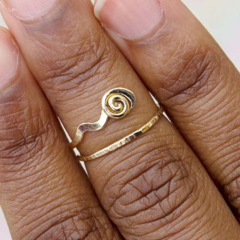 Spiral-Wave-Midi-Ring Gehämmert Gold Ring Bequem Passen Welle Knöchelring Spirale von BuildaStack