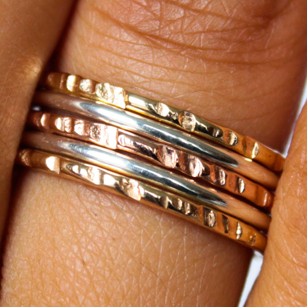 Tri Color Stapelringe 5 Band Stapelring Set Gehämmert Gelbgold Rosegold Sterling Silber Daumenring Von Ringen von BuildaStack