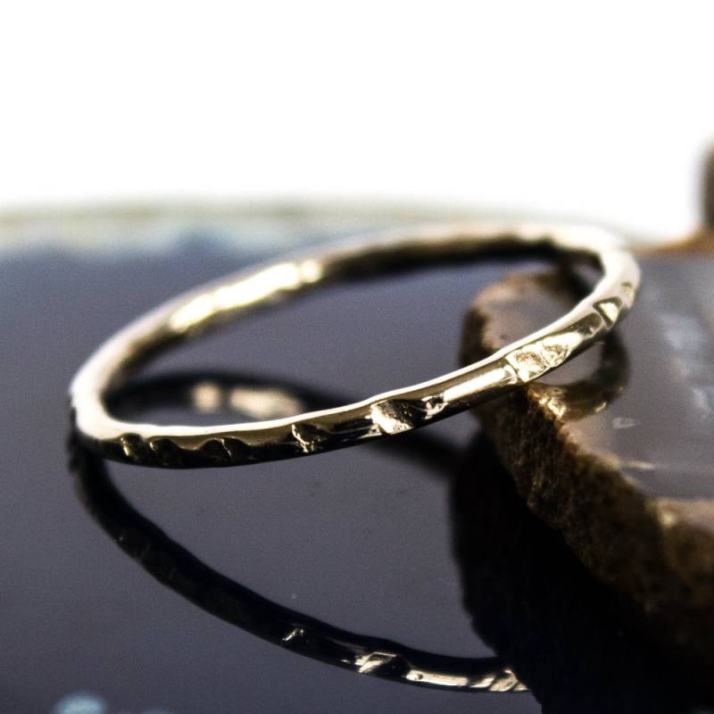 Weißgold Verlobungsring Ehering Gehämmerter Weißgoldring Für Frauen Massiv 14K Weißgoldband 1, 3 Mm 4 Gr. 9-12 von BuildaStack