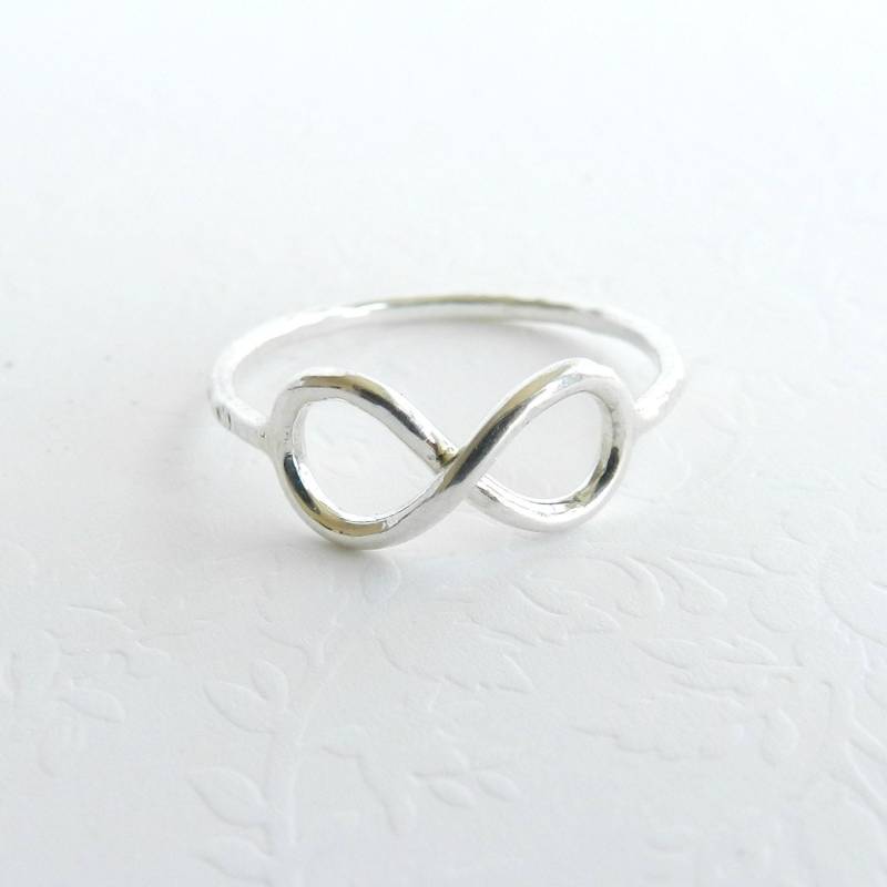 sterling Silber Infinity Ring - Münze Rand Gehämmert Band von BuildaStack