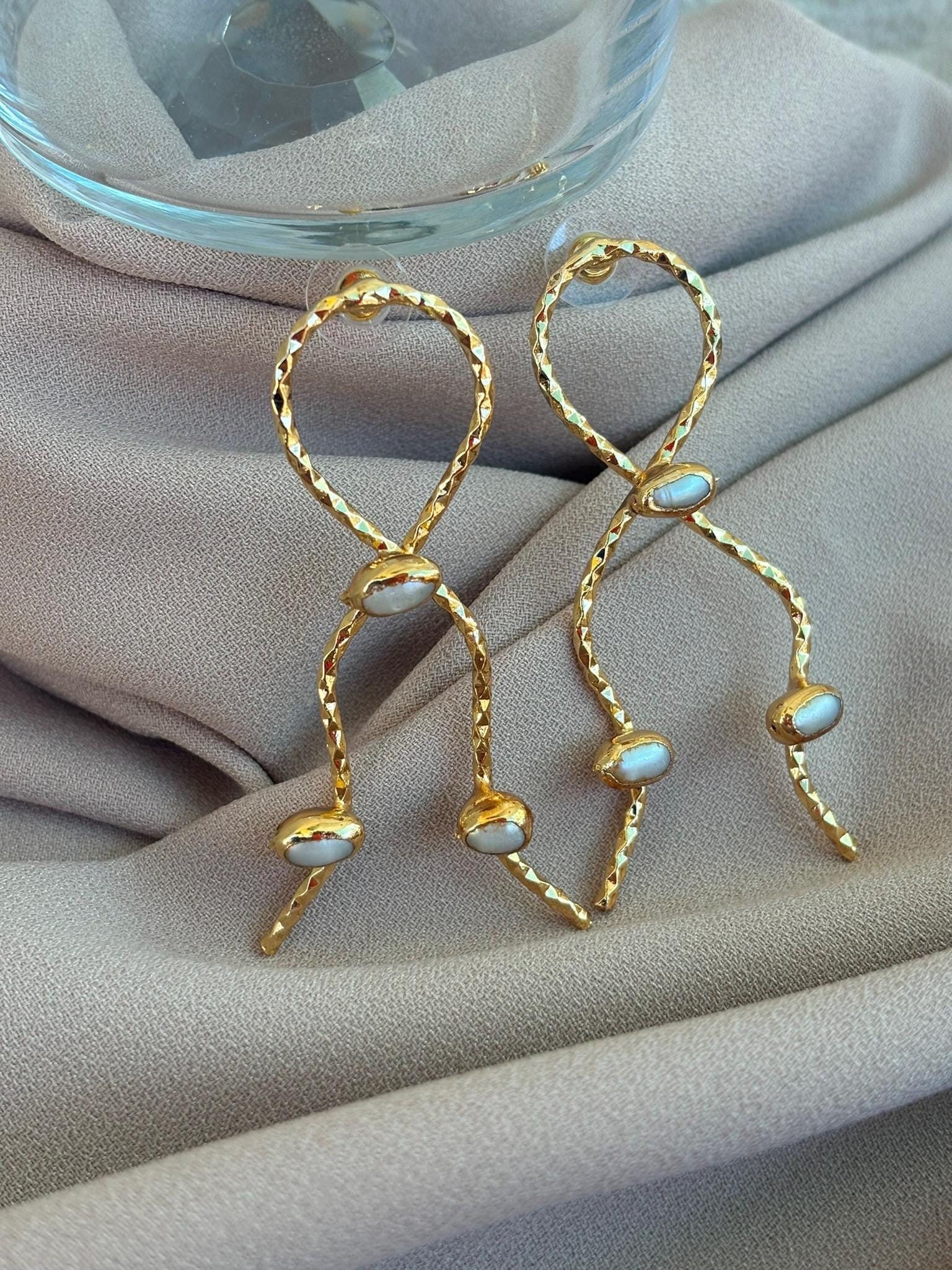 22K Vergoldete Perlenohrringe Graue Perlenschleife, Eleganter Hochzeitsschmuck von BuinJewellery