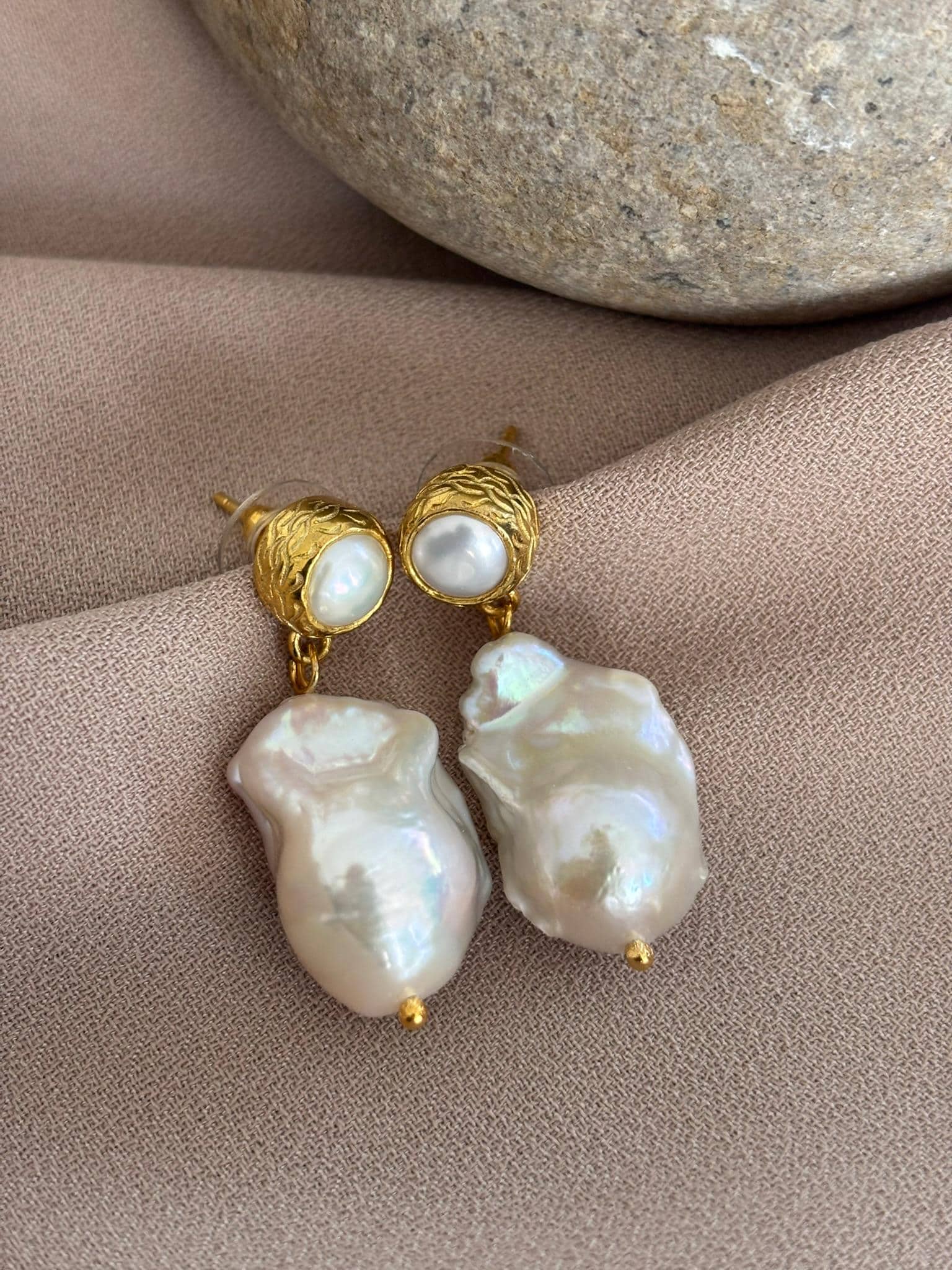 Barocke Perlenohrringe 22K Vergoldete Klappbrisur, Brautschmuck von BuinJewellery