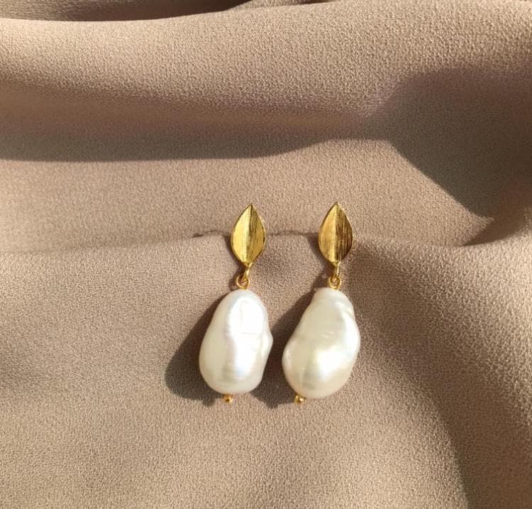 Blatt Top Große Natur Barock Perle Ohrringe, Feuerball Gold Hochzeitsschmuck von BuinJewellery