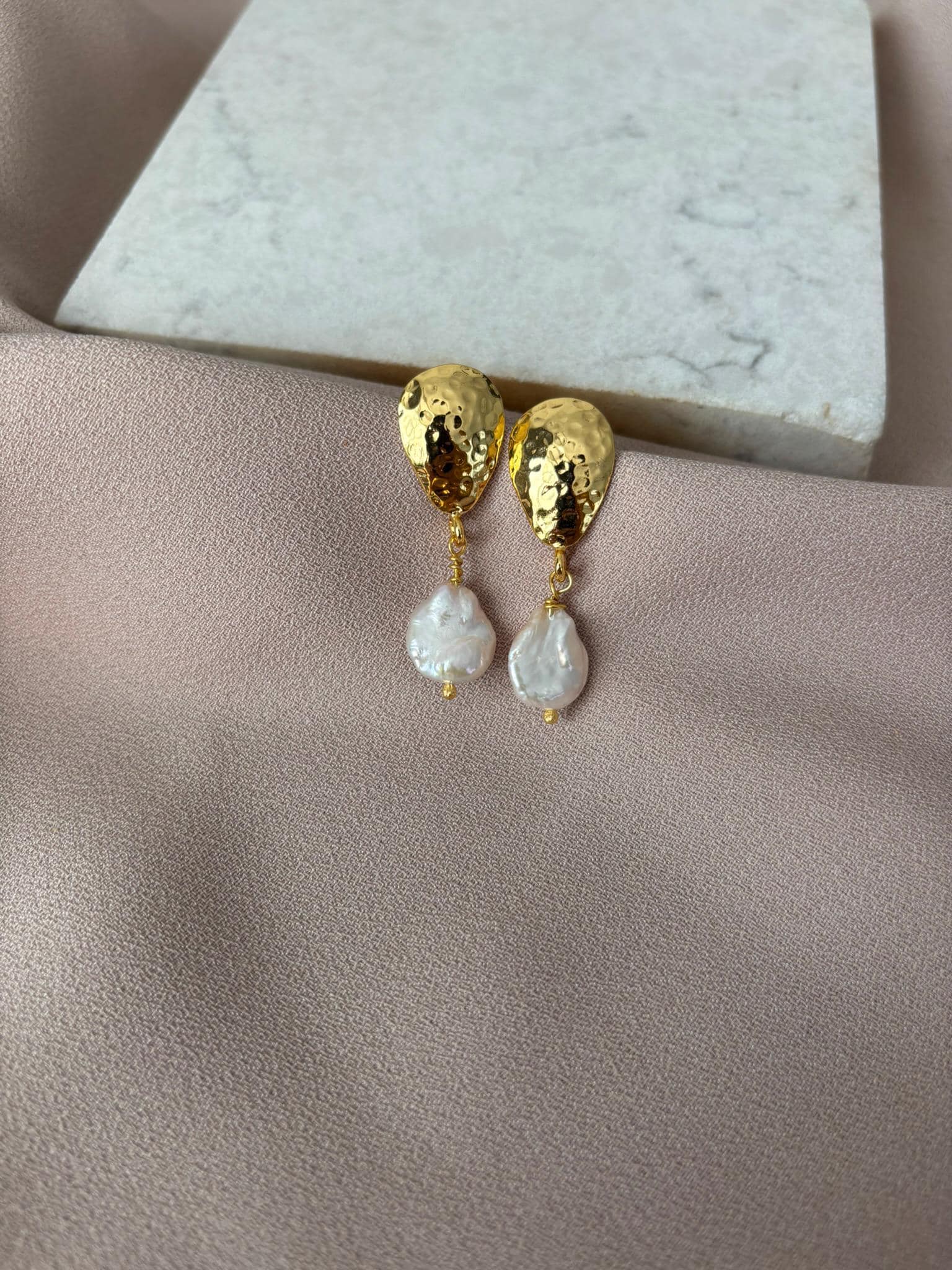 Drop Cast Crown Flache Naturperlen Goldohrringe von BuinJewellery