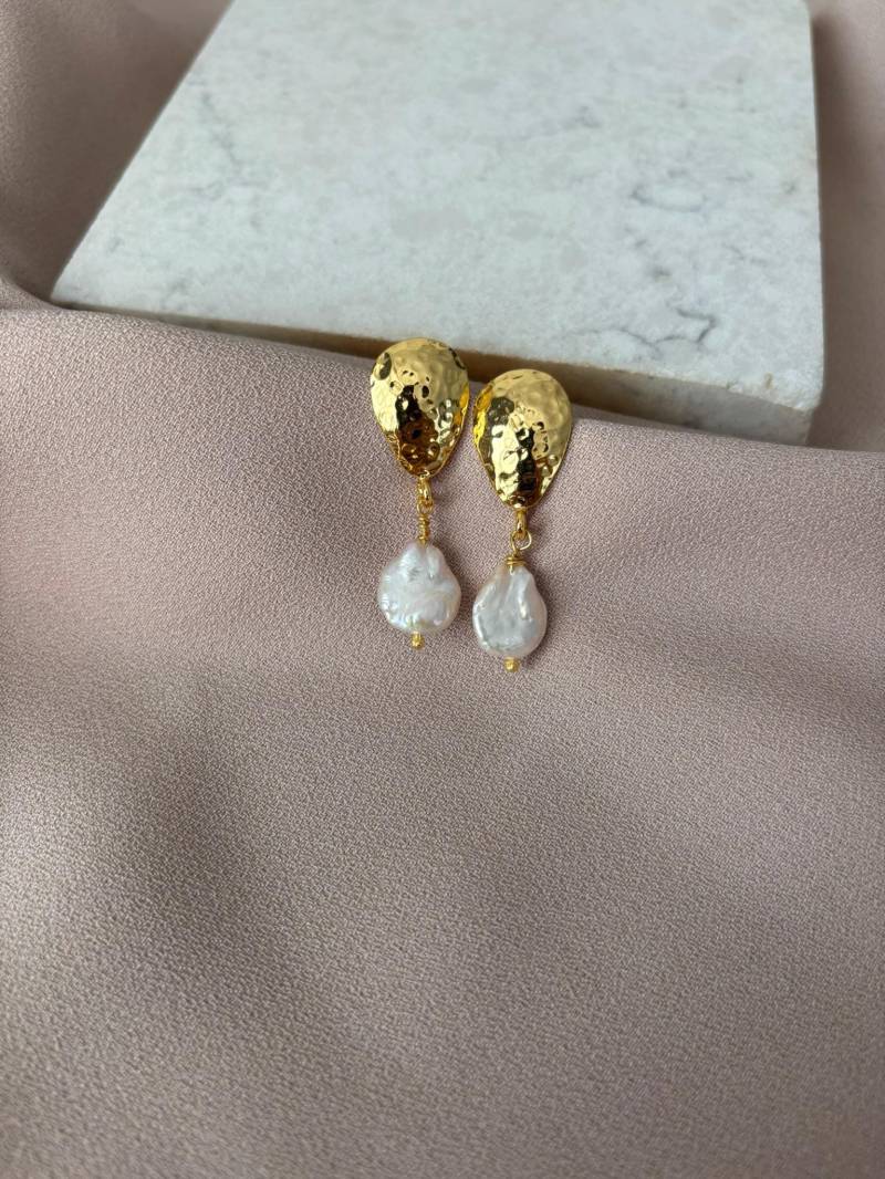 Drop Cast Crown Flache Naturperlen Goldohrringe von BuinJewellery
