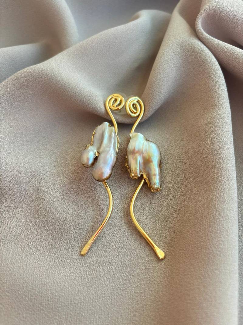 Elegante Schwan Knochenperlen Ohrringe 22K Gold Plated, 3, 5 Inch Lang von BuinJewellery