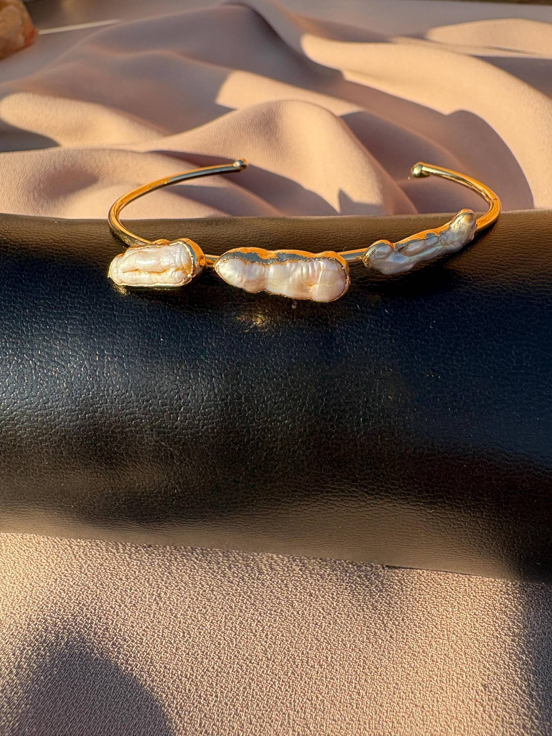 Elegantes Gold Armband Mit Drei Echten Bubblegum Perlen Verstellbar von BuinJewellery