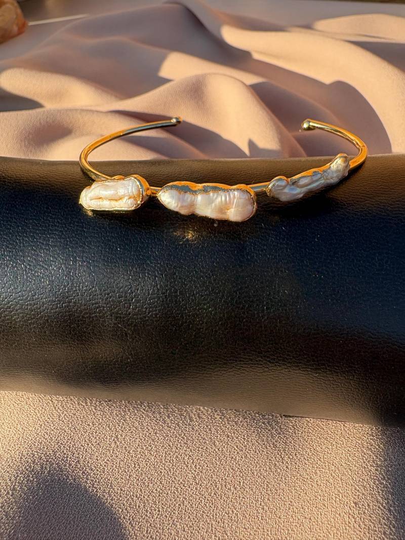 Elegantes Gold Armband Mit Drei Echten Bubblegum Perlen Verstellbar von BuinJewellery