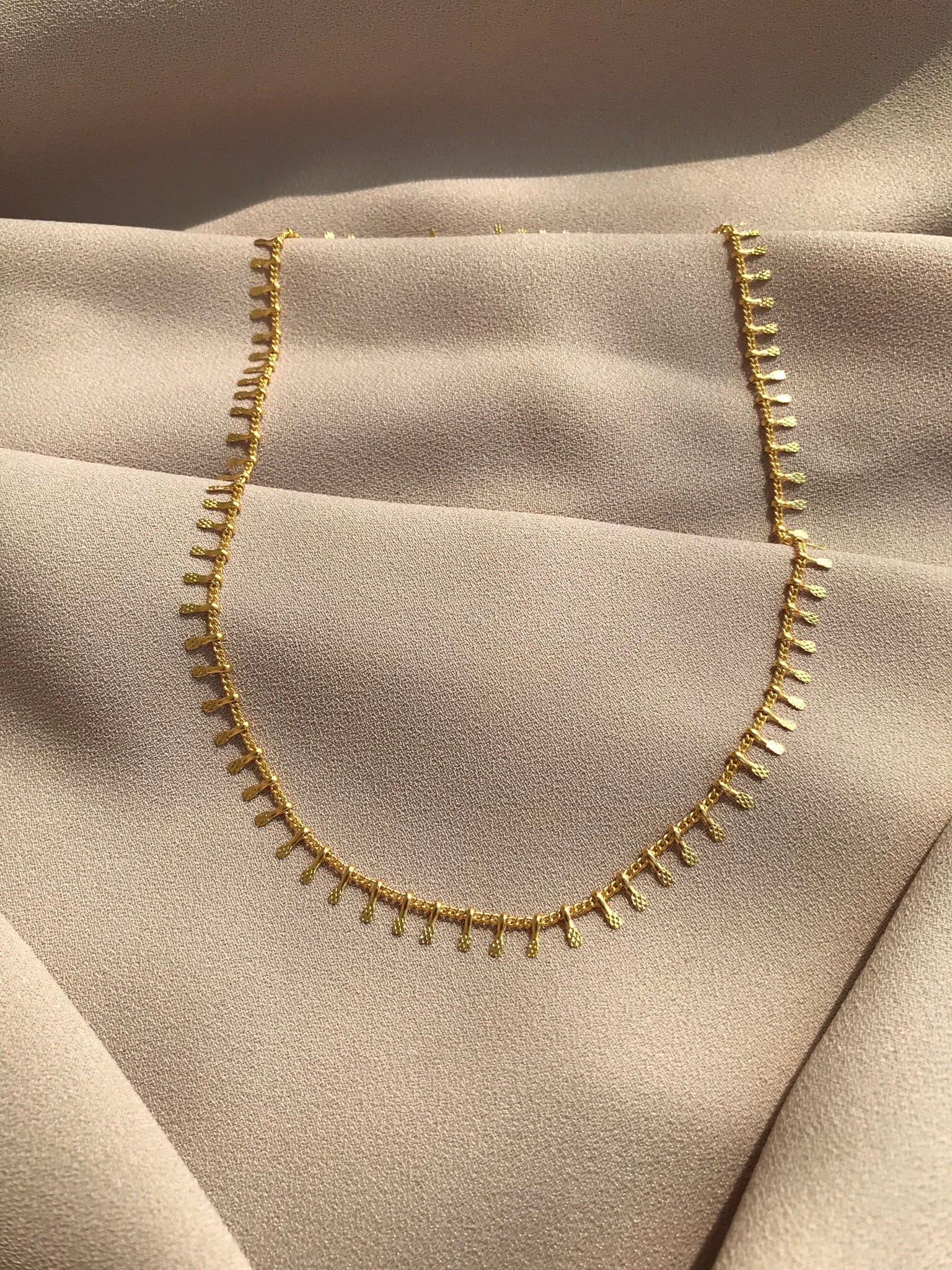 Gemusterte Pailletten Baumelnde Grundlegende Halskette von BuinJewellery