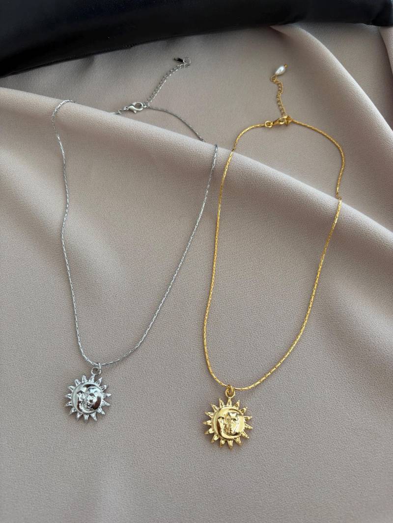 Gold Sun Medaillon Halskette 22K Überzogene Messingquadratkette von BuinJewellery