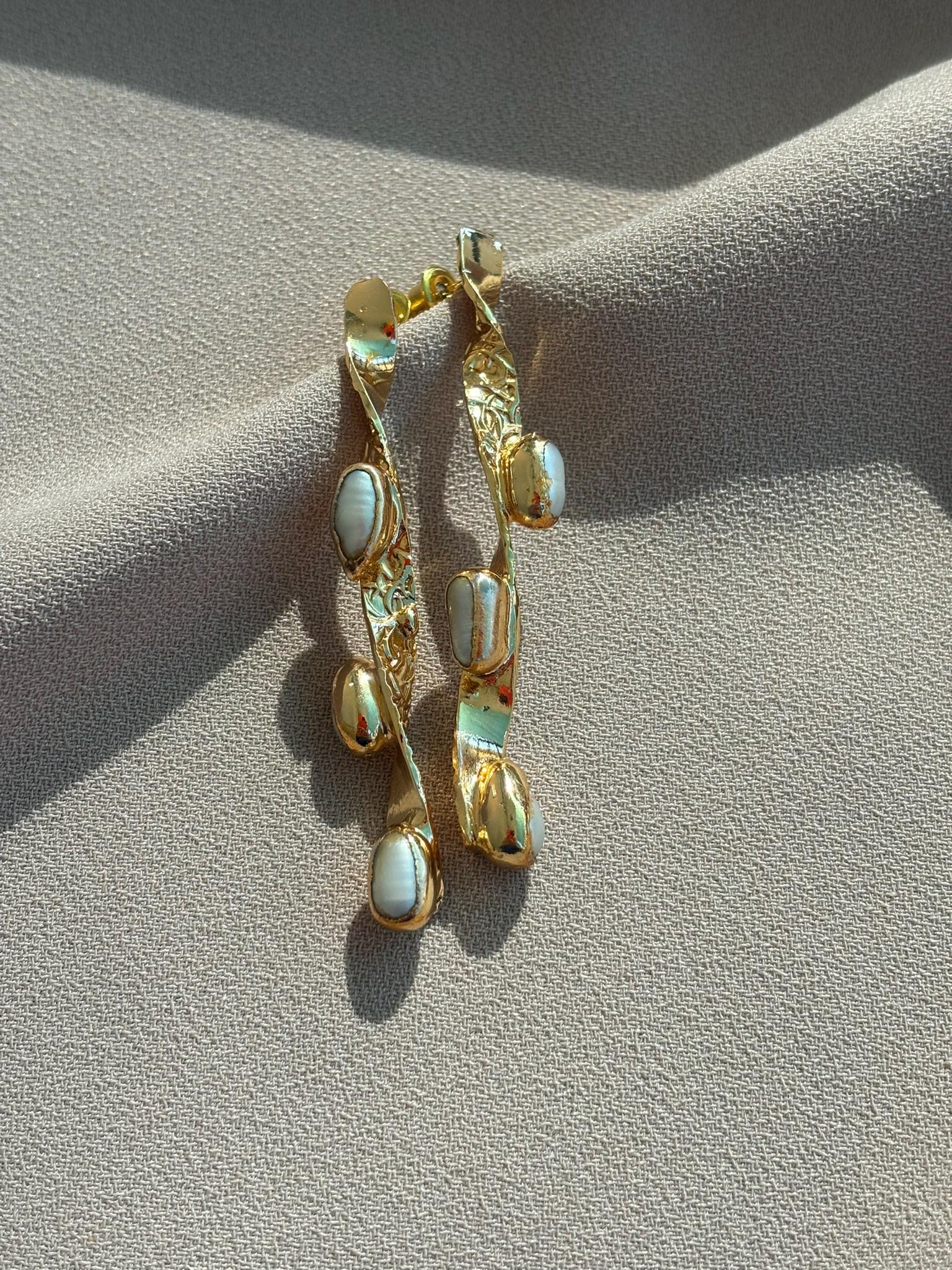 Gold Überzogene Spiralperlen-Ohrringe Eleganter Hochzeitsschmuck von BuinJewellery