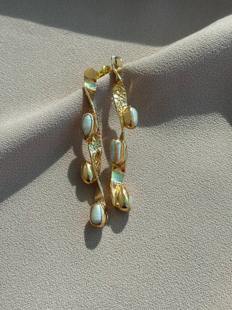 Gold Überzogene Spiralperlen-Ohrringe Eleganter Hochzeitsschmuck von BuinJewellery