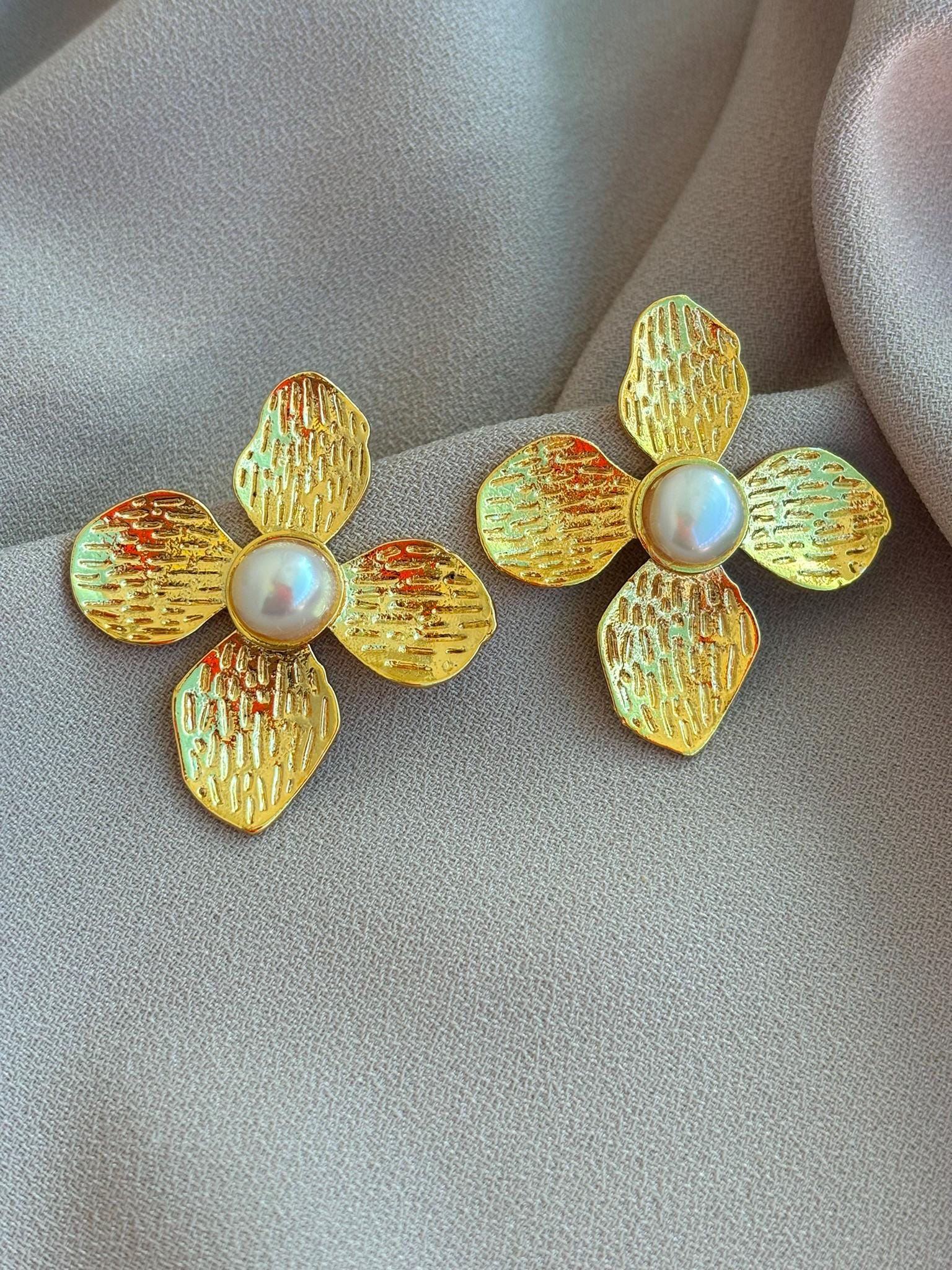 Goldene Vier Blatt Perlen Ohrringe Barocker Brautschmuck von BuinJewellery