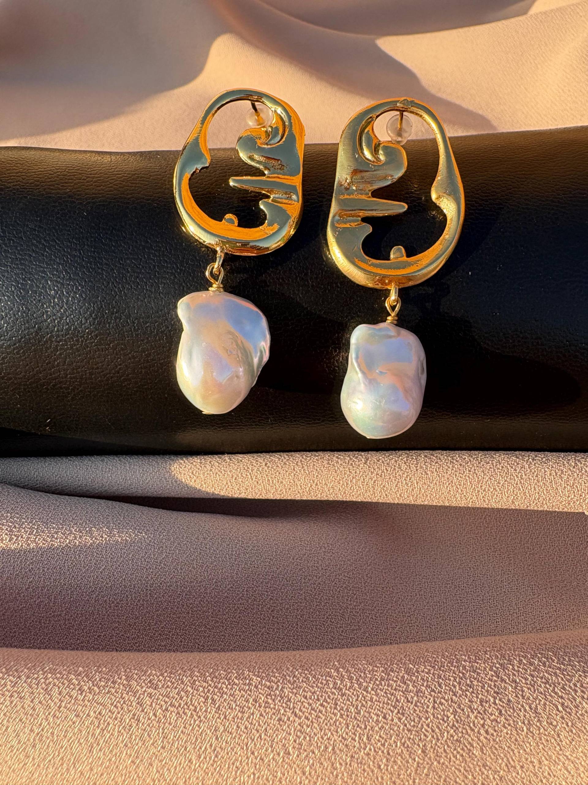 Große Feuerball Barock Perle Gold Design Ohrringe von BuinJewellery