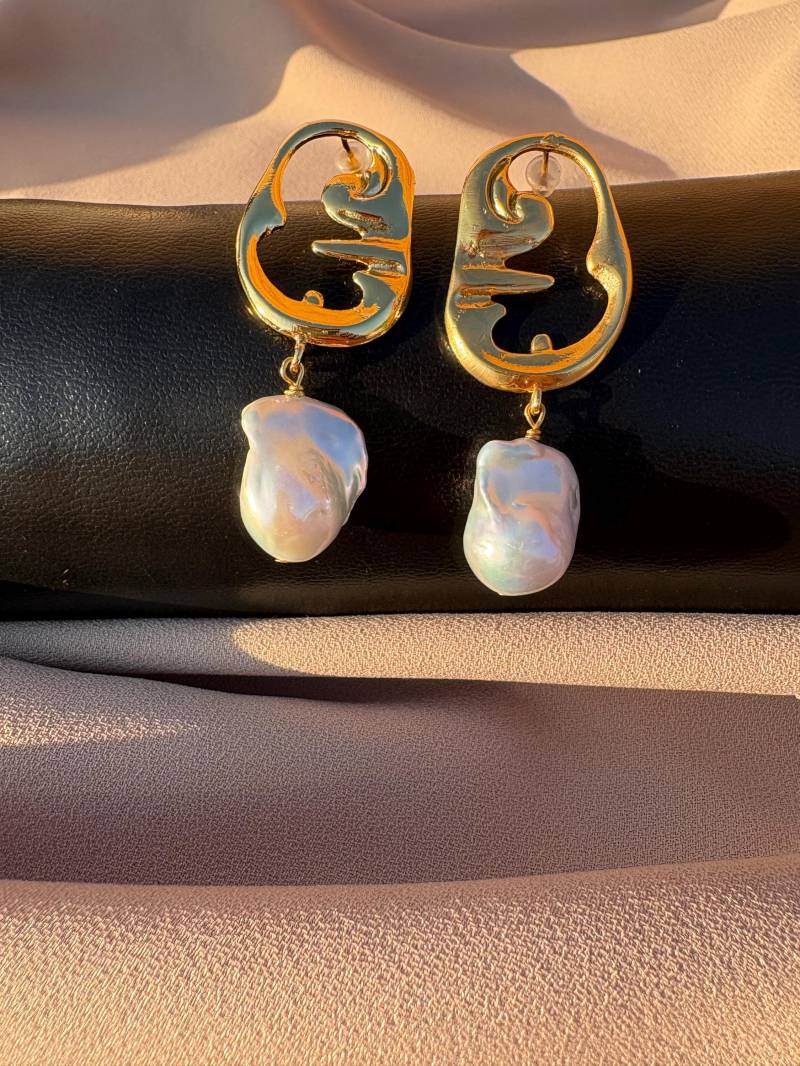 Große Feuerball Barock Perle Gold Design Ohrringe von BuinJewellery