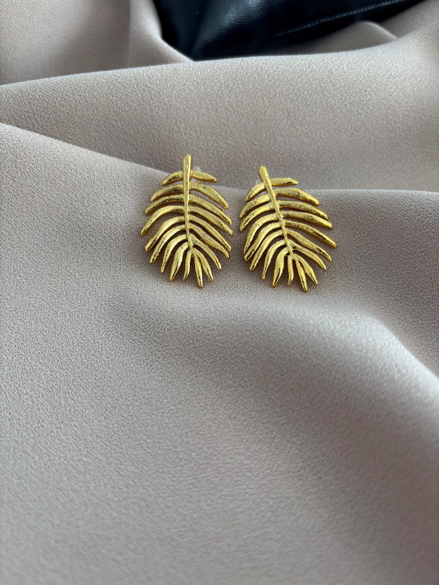 Handgefertigte Bronze Blatt Ohrringe 22K Gold Plated, Modernes Design von BuinJewellery