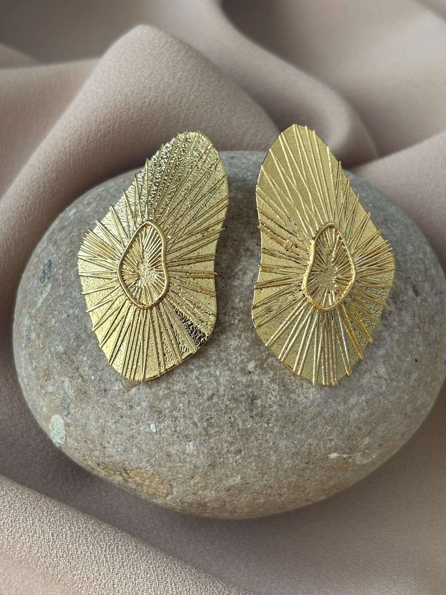 Handgefertigte Bronzeguss Ohrringe 22K Gold Vergoldet, Modernes Design von BuinJewellery