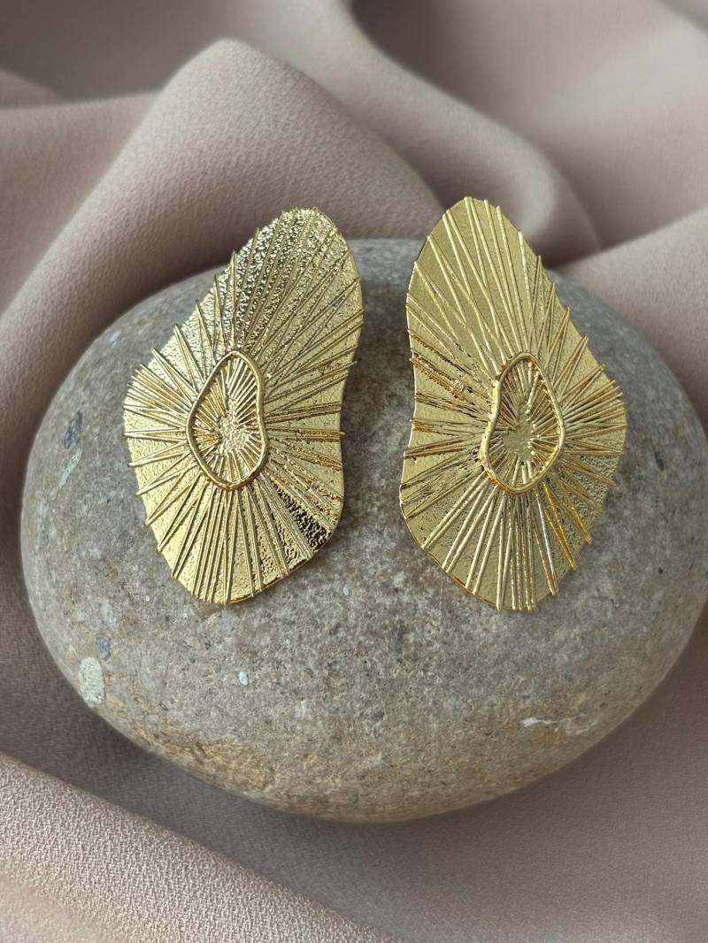 Handgefertigte Bronzeguss Ohrringe 22K Gold Vergoldet, Modernes Design von BuinJewellery